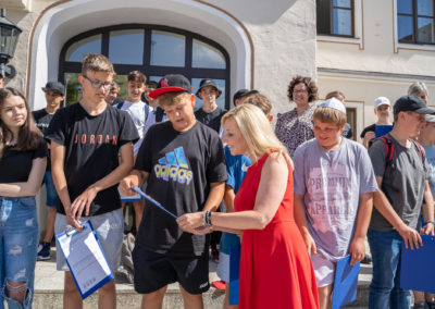 Anna Stolz und Fabian Mehring mit Schülern am Lernort Buttenwiesen 23Juni22